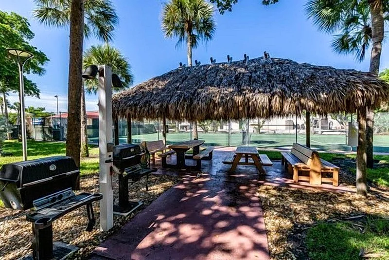 1/1 Condo views of the beautiful Marco River