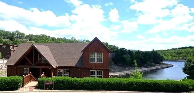 L119B Family Funtimes 3-Br Lakefront Cabin