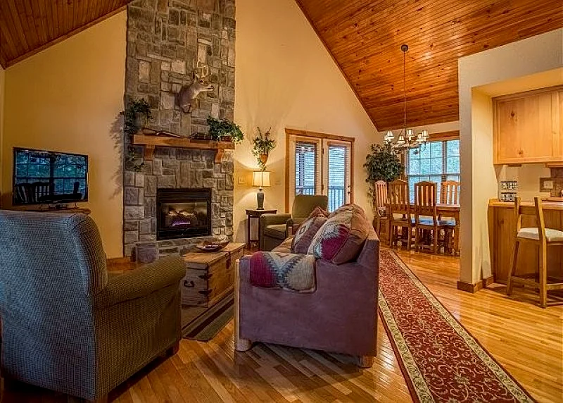 Rustic and Quaint, Pet Friendly Cabin. Tucked Away In Gorgeous Stonebridge!