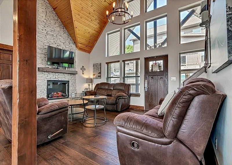 Stunning Lakefront Lodge on Indian Point! 7 BR, 6BA! Boat Silp Included