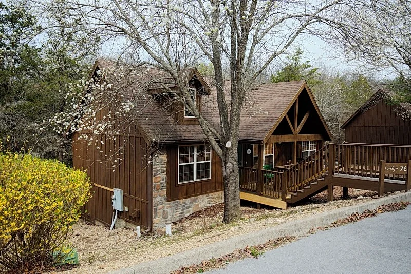 L076 - Relax in Rustic Luxury at the Fox Hollow Cabin, 2BR/2BA Retreat in StoneBridge Village