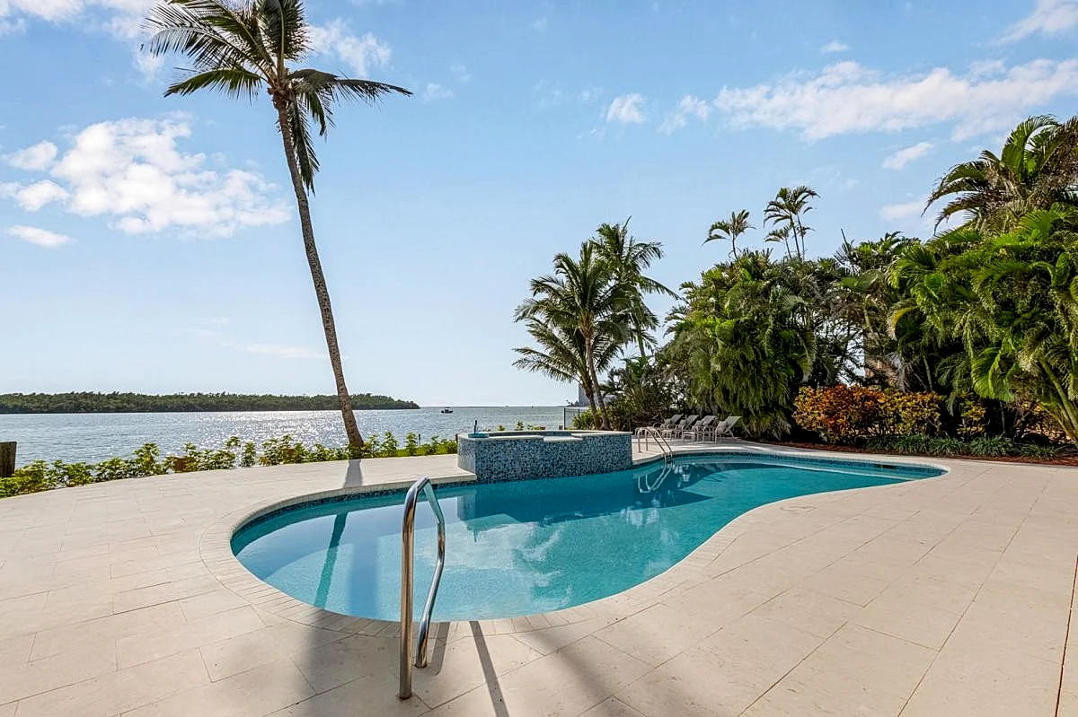Stunning Waterfront Villa- private tropical paradise!