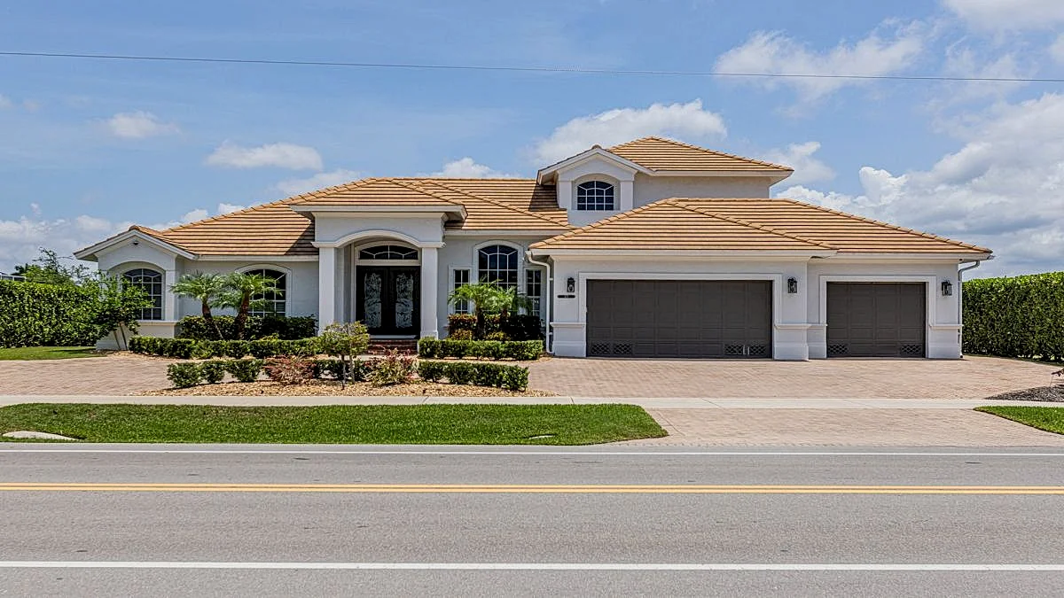 4/3.5 Home with beautiful Direct Waterfront access