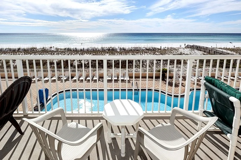 Islander 3006: Bright and cheery beach condo- WiFi,HDTV,FREE BEACH SERVICE