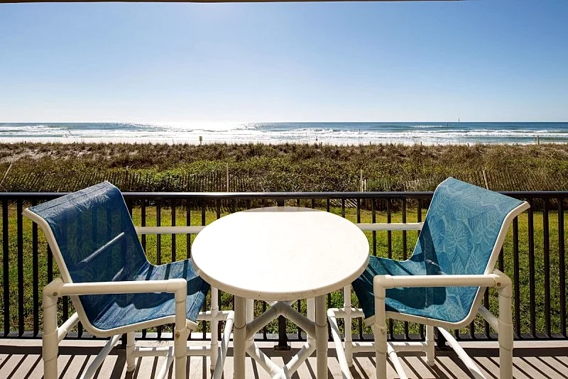 ETW 1003: Where summer is a state of mind: FREE BEACH SERVICE AND WIFI