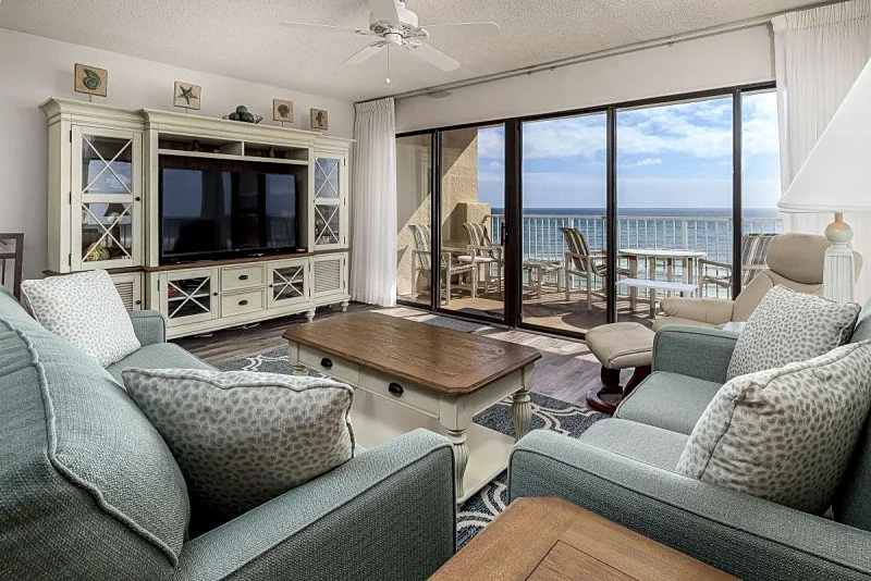 Gulfside 503: Corner condo with beachy décor, free beach service, great views