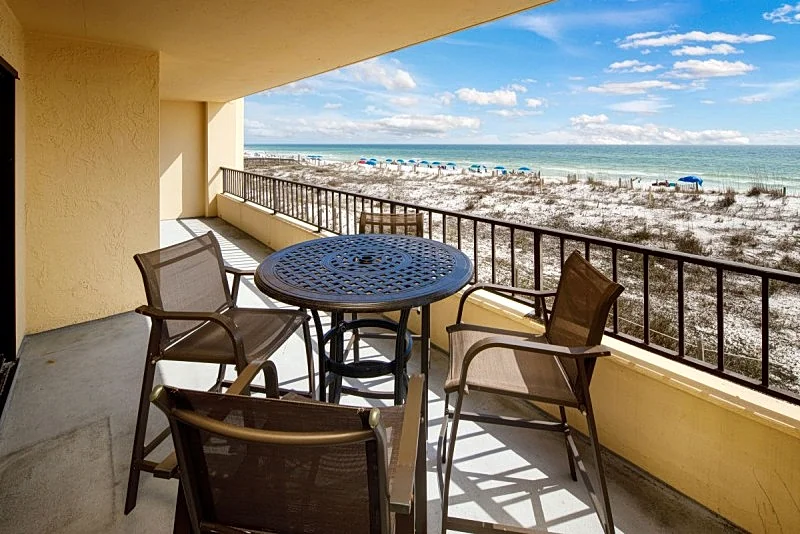 Surf Dweller 212: Expansive beach front 2 BD/2 BA, full kitchen, pool