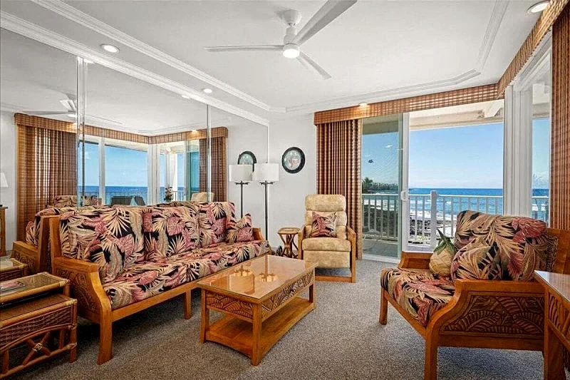 Hale Kona Kai 312 - Absolute Oceanfront Condo with wraparound lanai