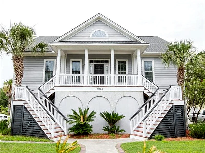 Salt Life – Pet Friendly Beautiful Modern 4 Bedroom Home 2.7 Miles from the Beach Sleeps 10