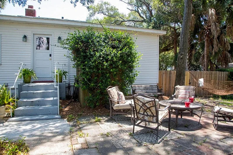 The Hideaway Affordable 2 BR 3 minute walk to beach!