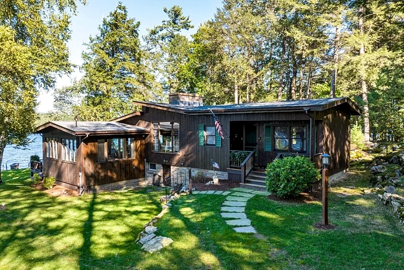 4 Bedroom Waterfront Home With Beatutiful Lake and Mountain Views