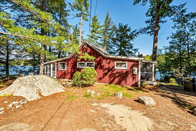 Knotty and Nice Winnipesaukee Waterfront Cottage Sleeps 6