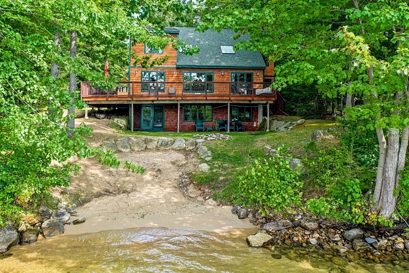 Beautifully Updated Winnipesaukee Lakefront Home Accommodates 12