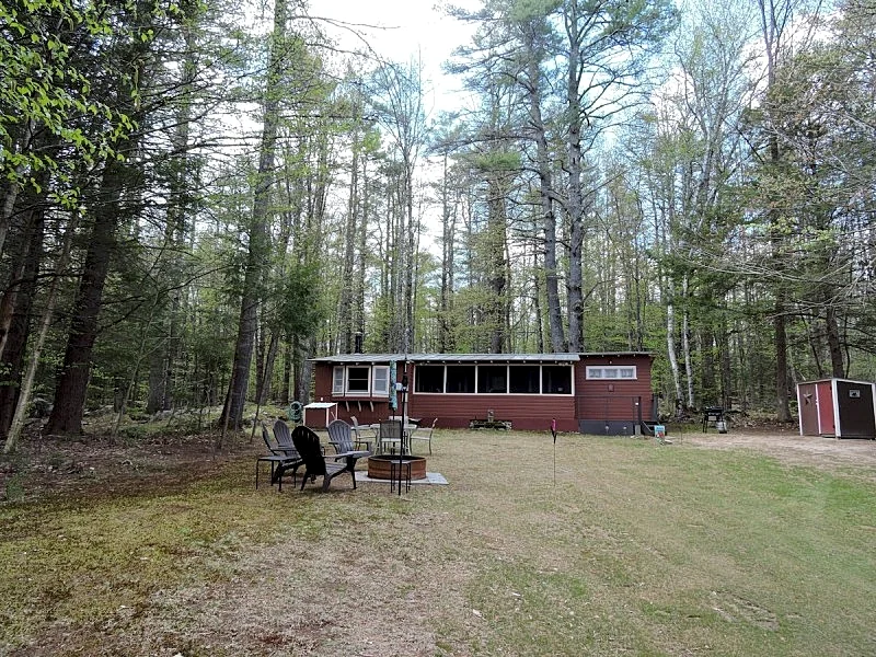 Quaint Cottage with town beach access sleep 4