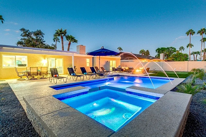 Heated Pool- Putting Green & Spa!