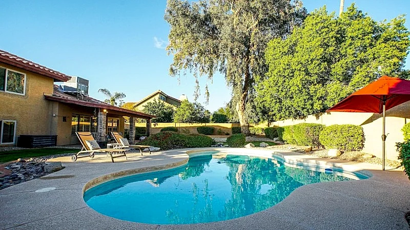 Heated Sparkling Pool Gigantic Backyard!