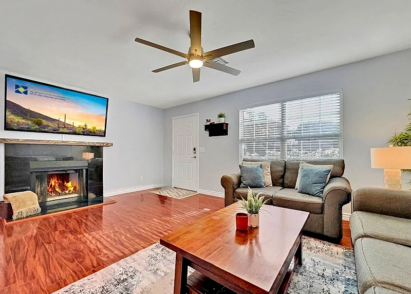 Excellent Chandler Townhouse! Close to Downtown Chandler with Community Pool!