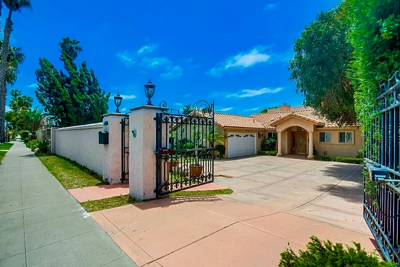 The Jewel: Located in La Jolla walking distance to Beach, Shops and Restaurants