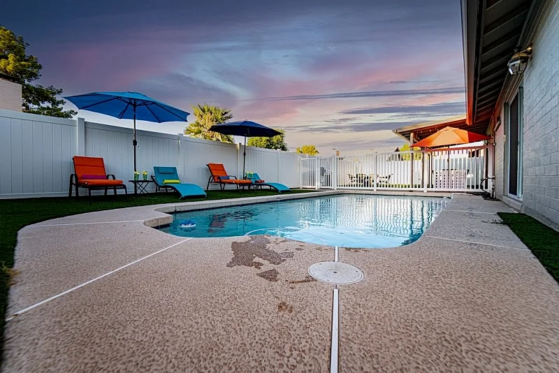 2 King Suites! Sparkling Heated Pool, Fire Pit and Shuffleboard!