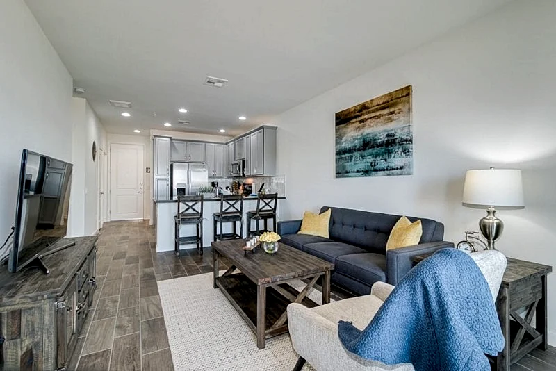 Resort Condo! Walk to Rest. and Bars! 30 night Min