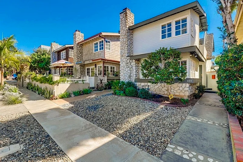 Coastal Breeze: Newly Renovated - Steps to the Beach