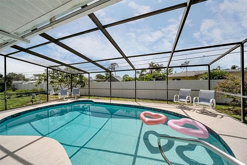Relax at Private Sandy Beach Aqua Pool House with FREE Bikes & Kayaks for Two!