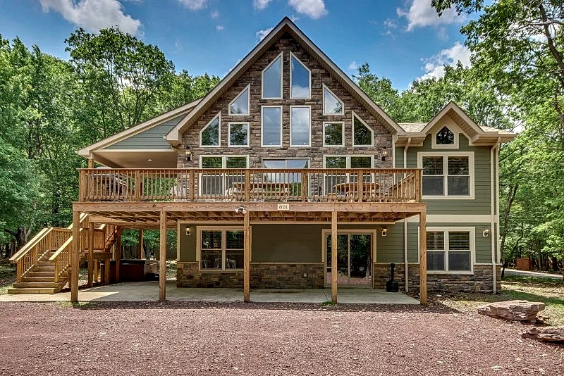 "Snowcap" Lake/ Beach Access, 7 Bedroom Lodge, Sound System, Gas Fireplaces, Hot Tub, Pool Table