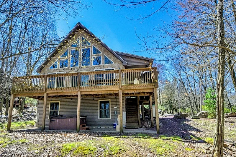 "Hilltop Hideaway" Near Skiing, Lake/ Beach Access, Hot Tub, Fire Pit, Pool Table, Gas Grill