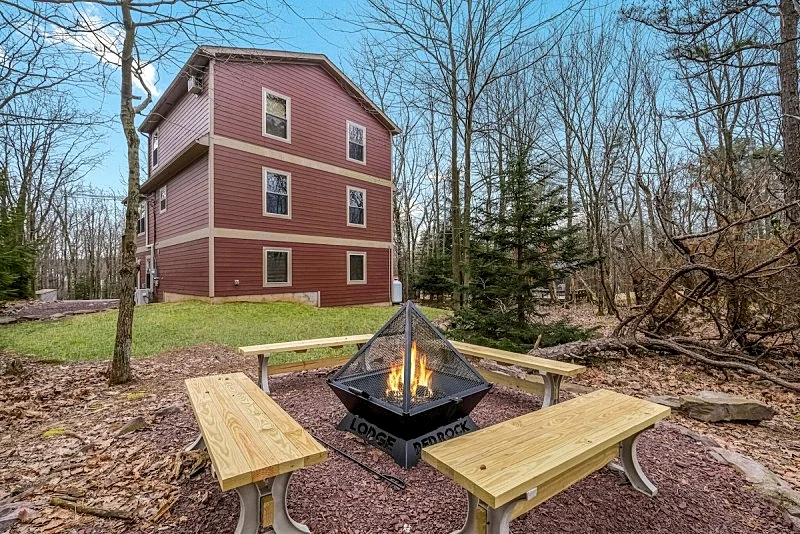 "Red Rock" View of Big Boulder-Skiing, Fire Pit, Hot Tub, Pool Table, EV Charger, Dog Friendly
