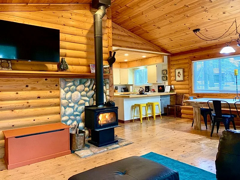 The Park Chalet - Rustic charm - Downtown - Lake - Restaurants - WiFi - Wood Stove