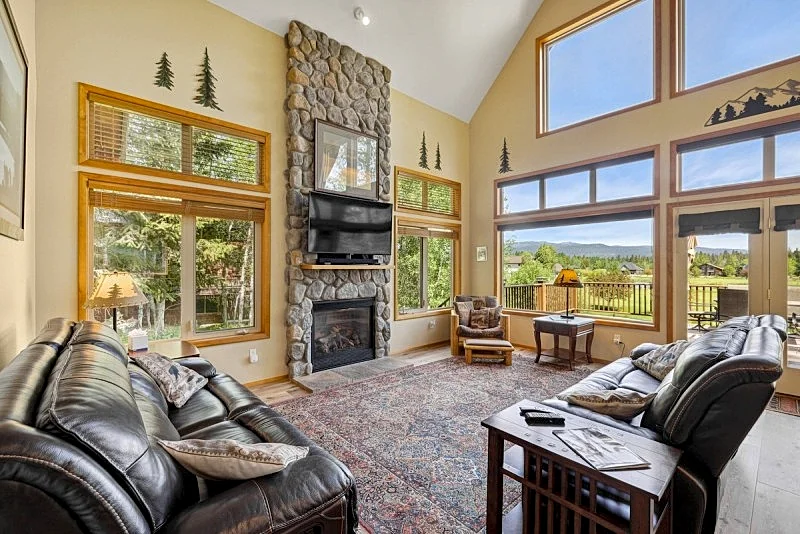 New! Cedar Chalet -on golf course, clubhouse access with gym, seasonal pool & hot tub