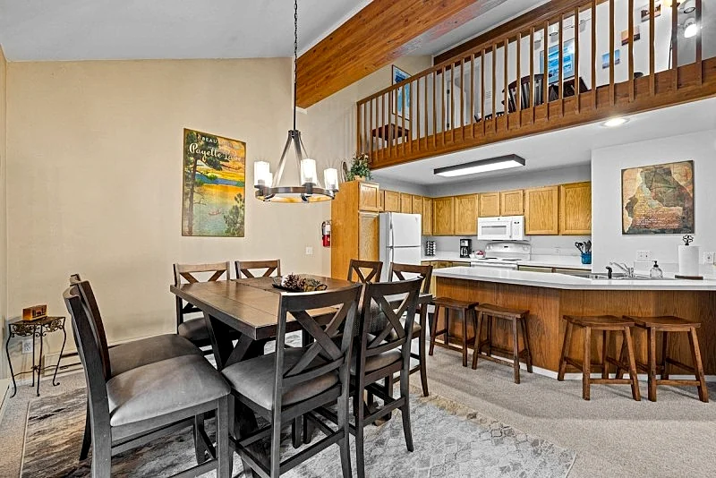 Ponderosa Retreat - Fireplace - Community year round pool - sauna - fitness center