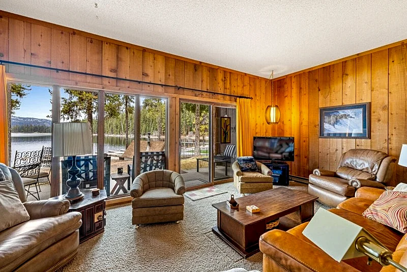 New* 70s Lakefront condo in Tamarack Bay with dock, pool, beach