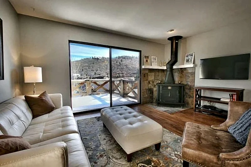 GREAT OLD TOWN LOCATION- SKI TO TOWN LIFT & STEPS TO MAIN ST!