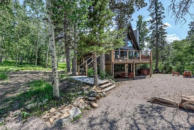Ponderosa Peak - newly remodeled home with private hot tub, indoor sauna, Wifi and AC
