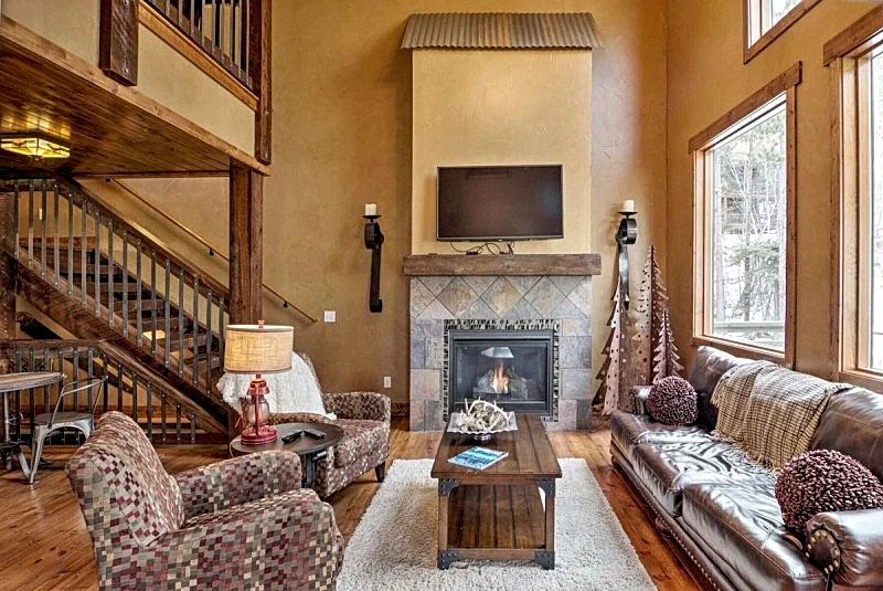 Gray Goose Lodge - Private back deck, hot tub and Wifi!