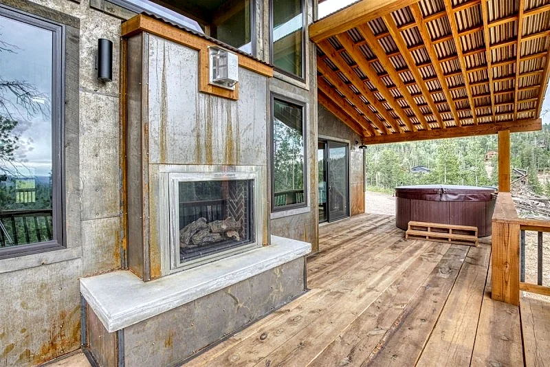 The Cliffhanger - Gorgeous views! Indoor Outdoor Fireplace and Hot tub!