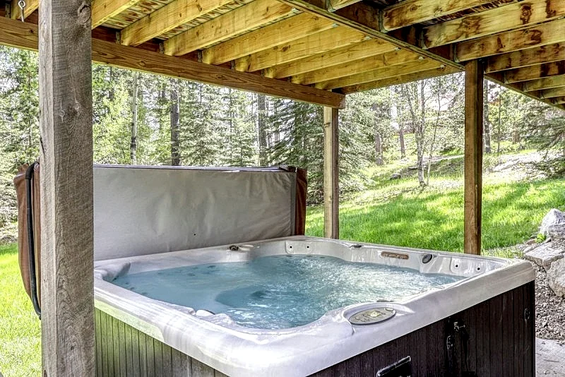 Whitetail Lodge - Game room, private hot tub and access to trails!