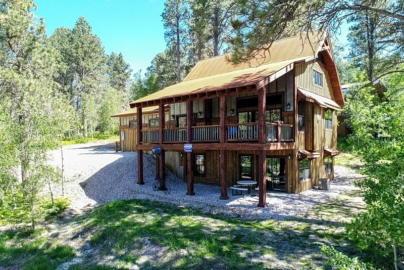 Beautiful mountain cabin - close to the slopes with private hot tub, ping-pong and foosball!