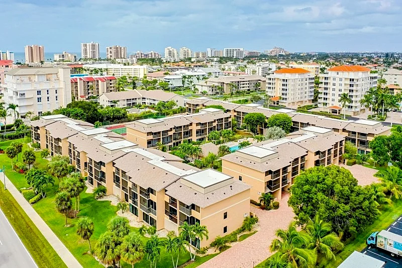 Townhouse Square - Walk to the beach!