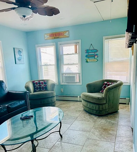 Desirable North End 2-bdrm Beach Block