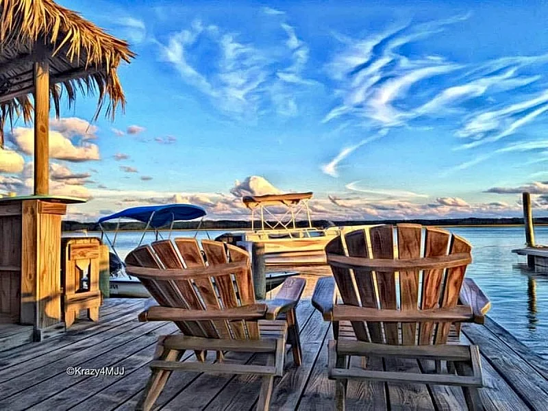 SNUG HARBOR waterfront cottage with a grand view!