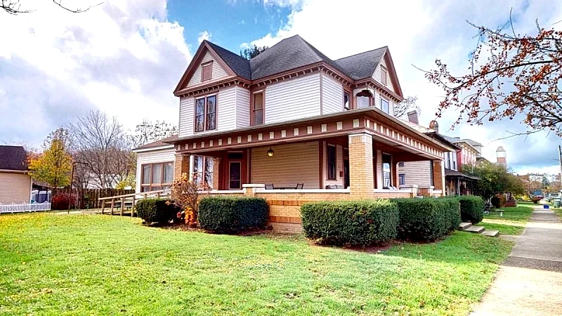 The Bell House Historic Vacation Home near Hocking Hills