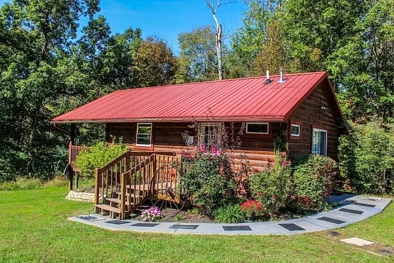 Romantic Prairie Rose Cabin w/ hot tub near Hocking Hills