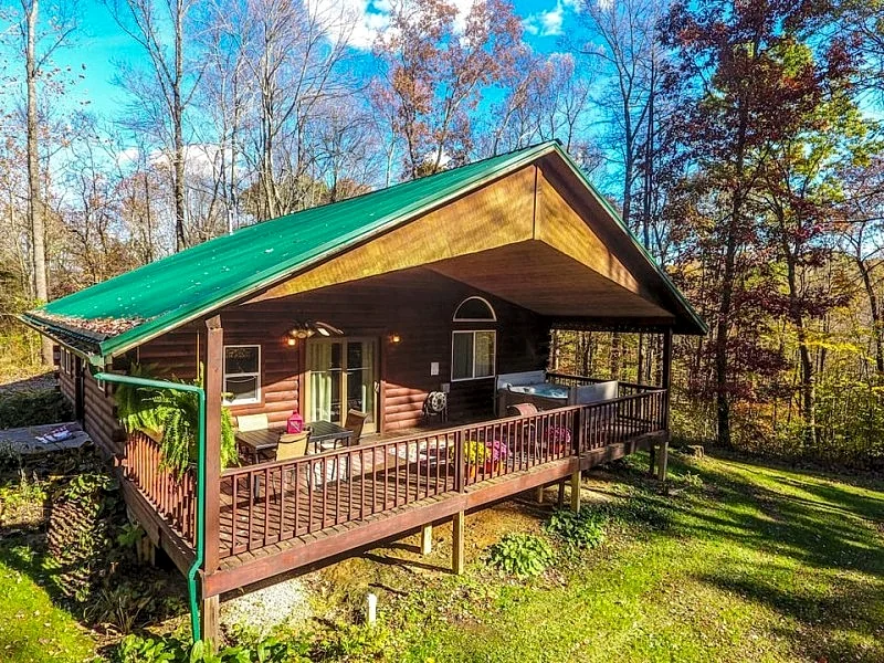 Forest Edge Cabin Hocking Hills with Hot Tub & Pond