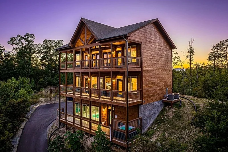 A Bear's Poolside View Cabin: heated pool, Hot Tub, 180º View
