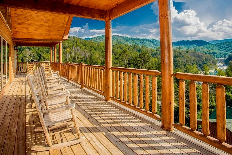 Damron's Dream Cabin w/ pool table Media Room & Hot Tub