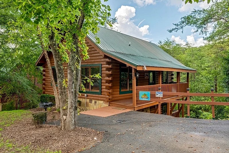 Hidden Gem Cabin in Pigeon Forge w/ Hot Tub, Pool Table in Pigeon Forge, Tennessee, United States — photo 2