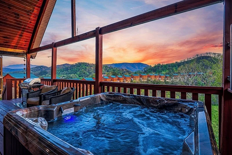 Abounding Grace Spacious Cabin, Mountain View, Hot Tub