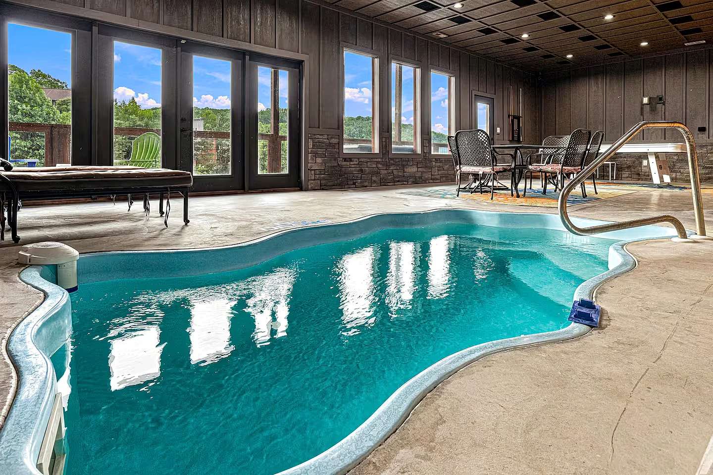 Beary Relaxed Cabin with Indoor Pool, Hot Tub & Game Room in Sevierville, Tennessee, United States — photo 3
